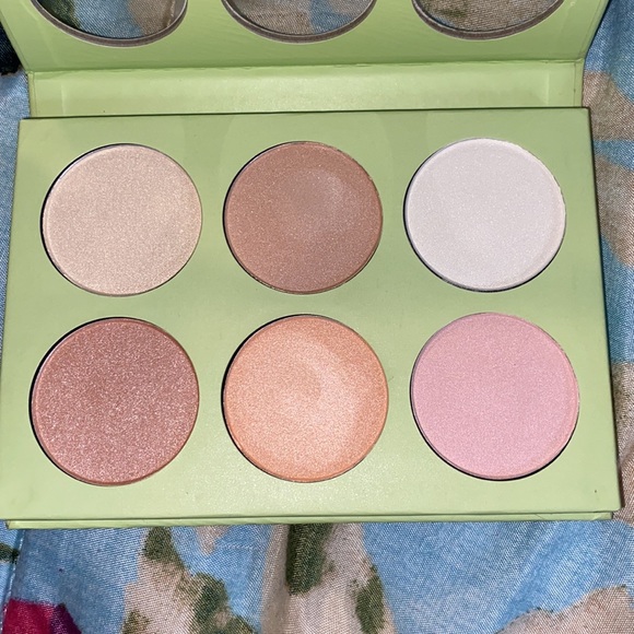 Barely used Pixi Beauty highlighter palette - Picture 2 of 3